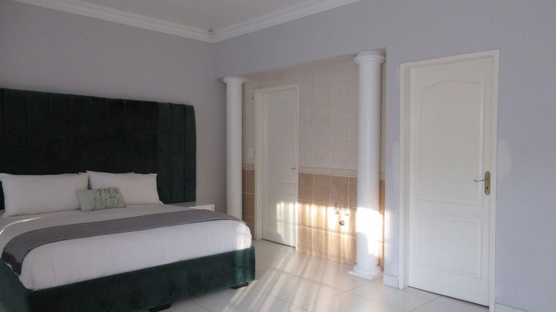 Main Bedroom - 38 square meters of property in Sundowner