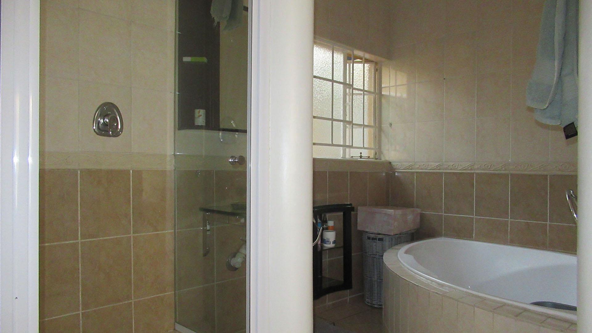Main Bathroom - 10 square meters of property in Sundowner