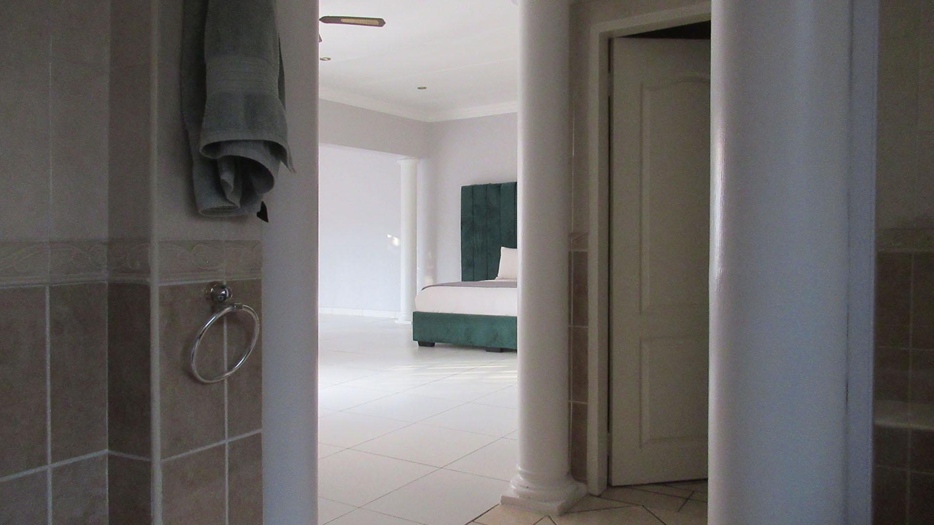 Main Bathroom - 10 square meters of property in Sundowner