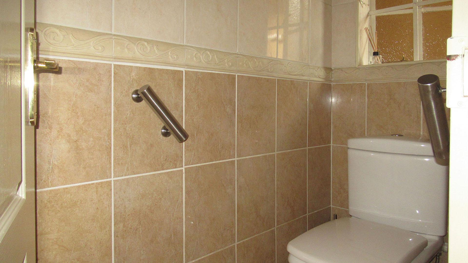 Main Bathroom - 10 square meters of property in Sundowner