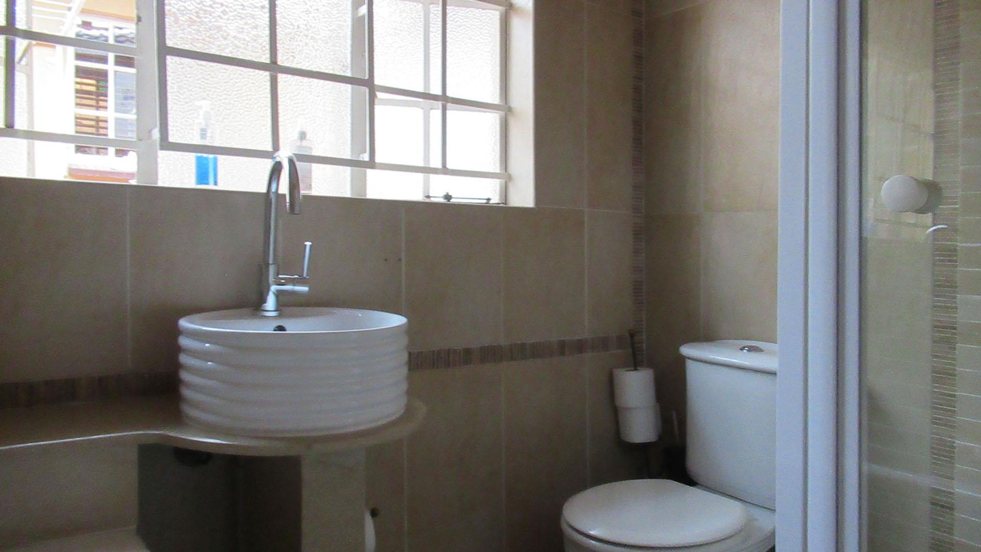 Bathroom 1 - 6 square meters of property in Sundowner