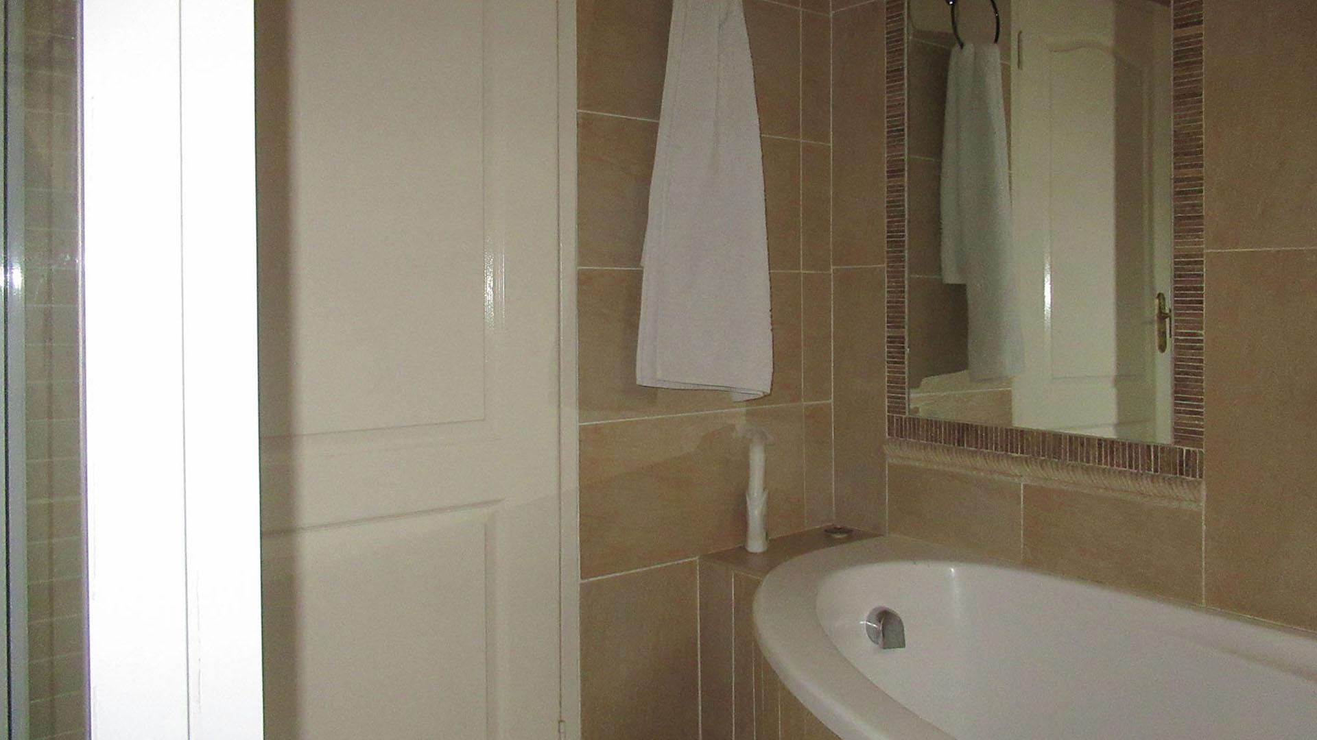 Bathroom 1 - 6 square meters of property in Sundowner