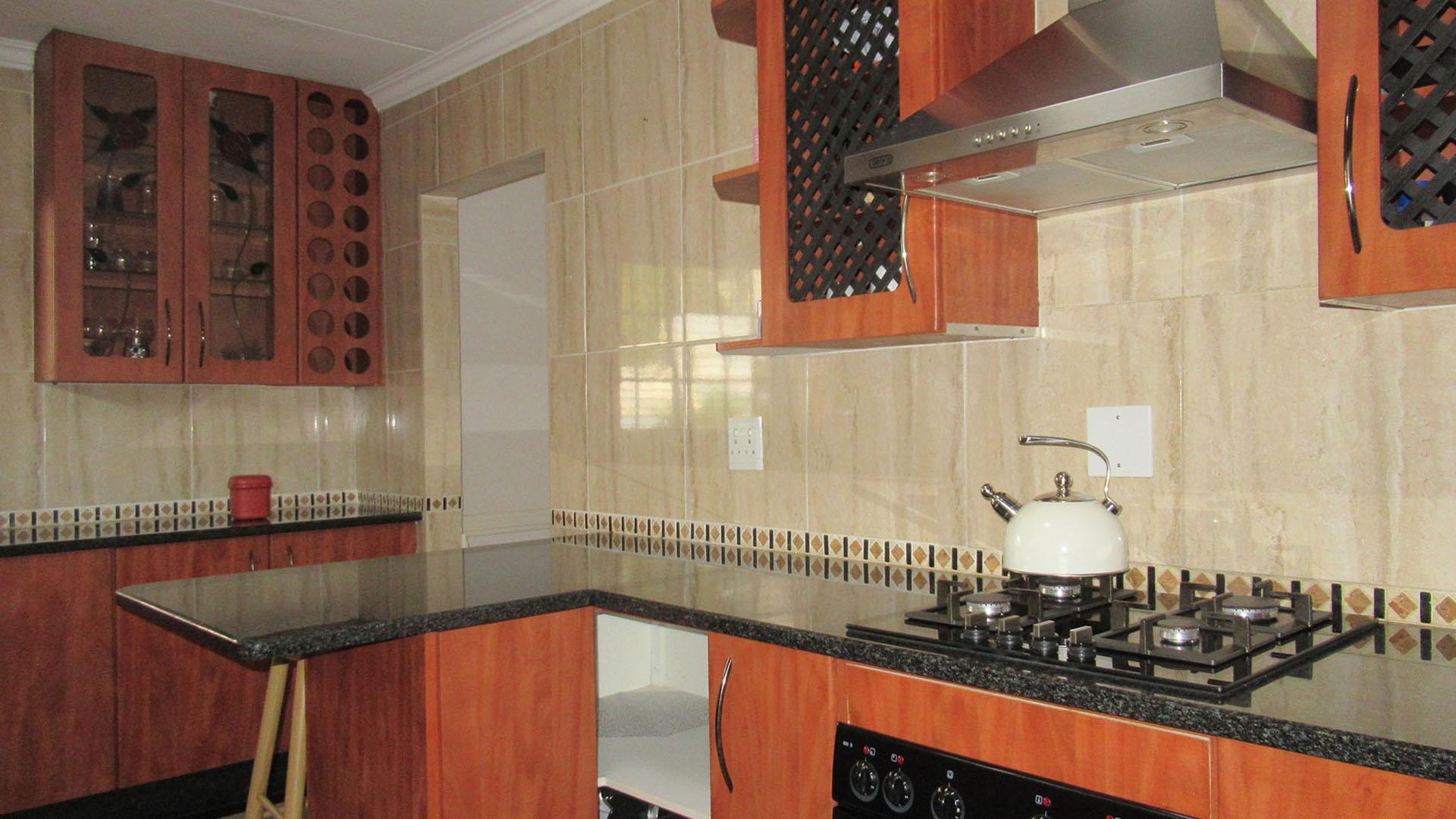 Kitchen - 18 square meters of property in Sundowner