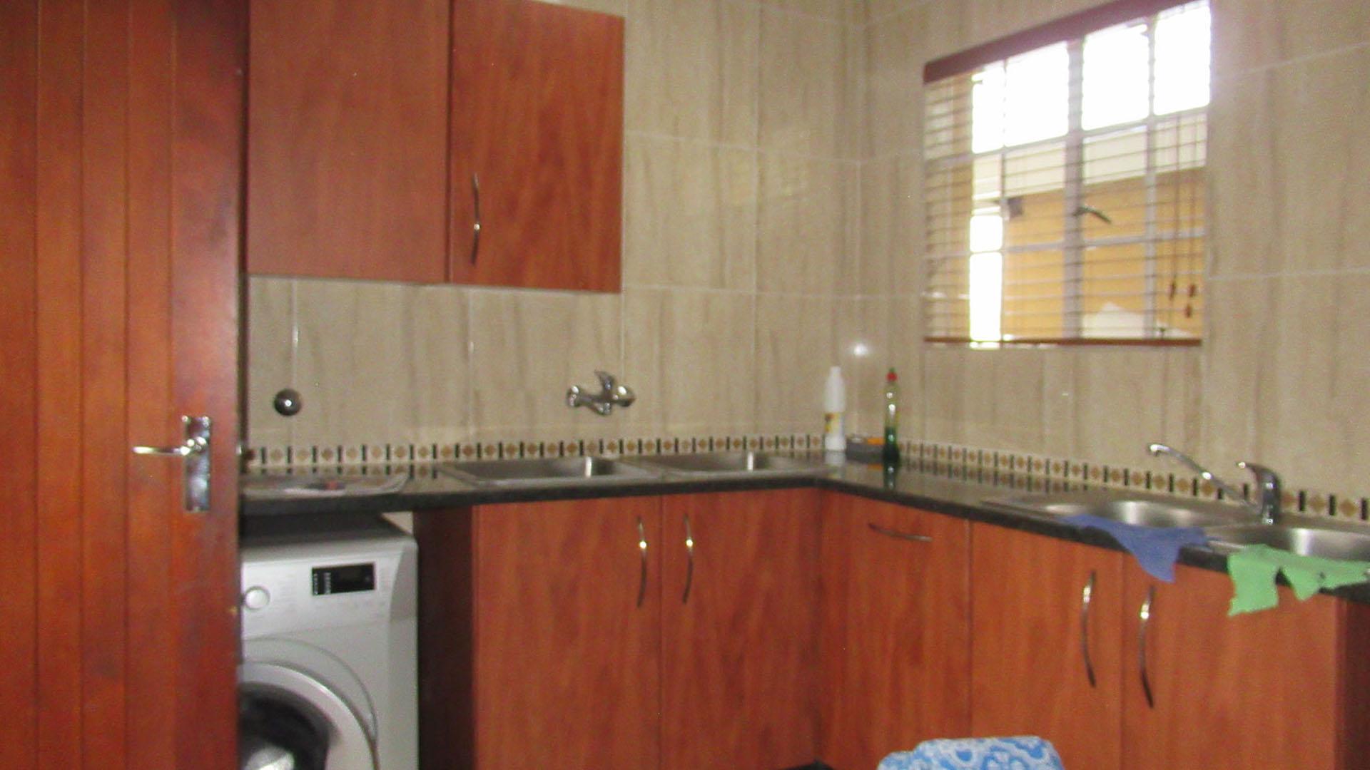 Scullery - 9 square meters of property in Sundowner