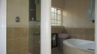 Main Bathroom - 10 square meters of property in Sundowner