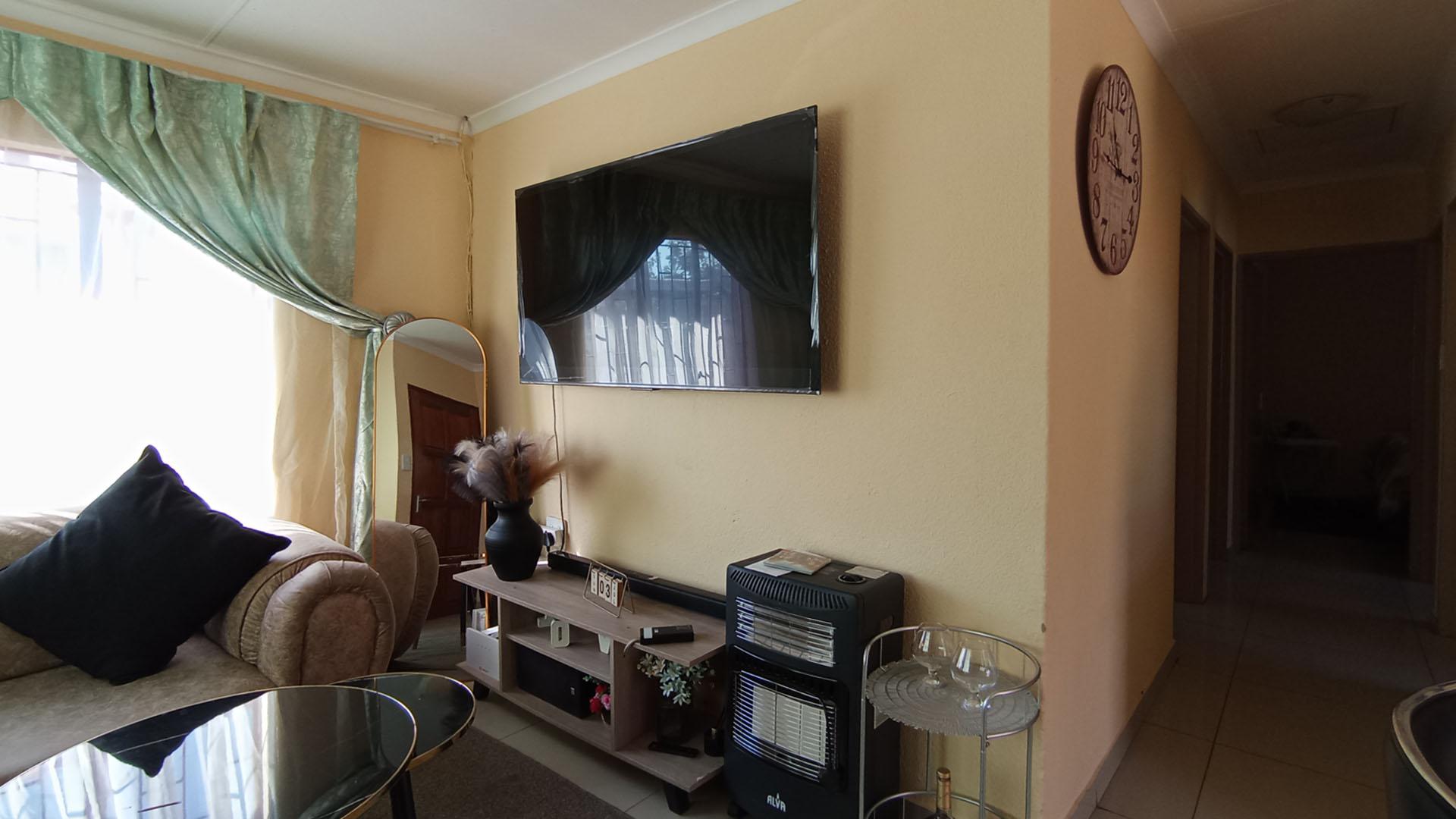 Lounges - 11 square meters of property in Soshanguve East