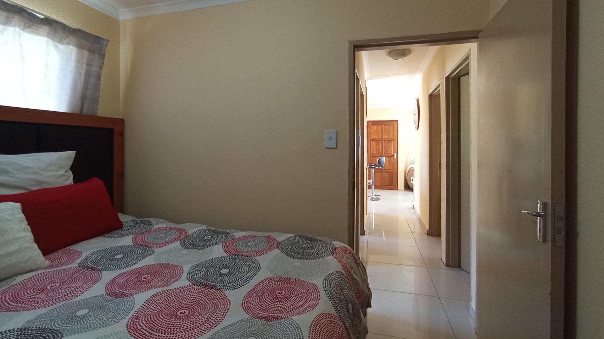 Bed Room 2 - 8 square meters of property in Soshanguve East