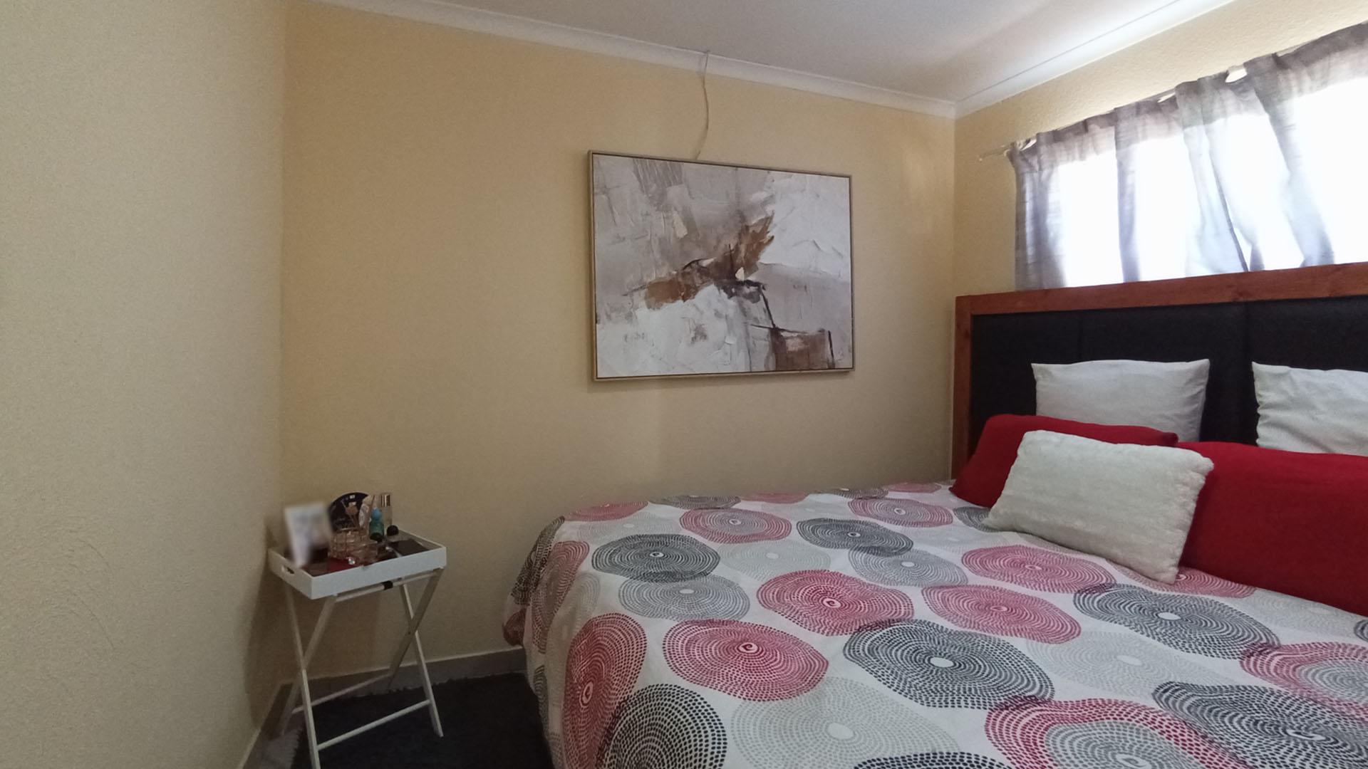 Bed Room 2 - 8 square meters of property in Soshanguve East