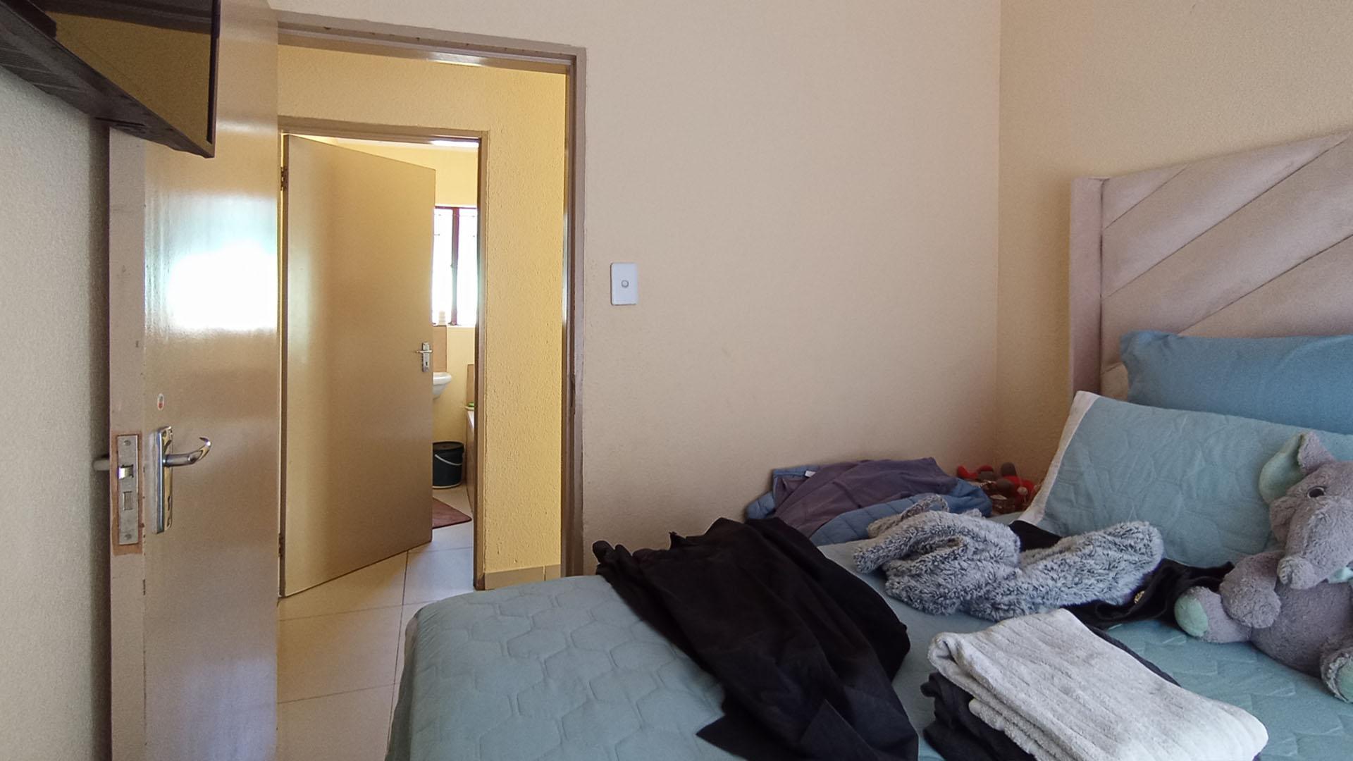Bed Room 1 - 7 square meters of property in Soshanguve East