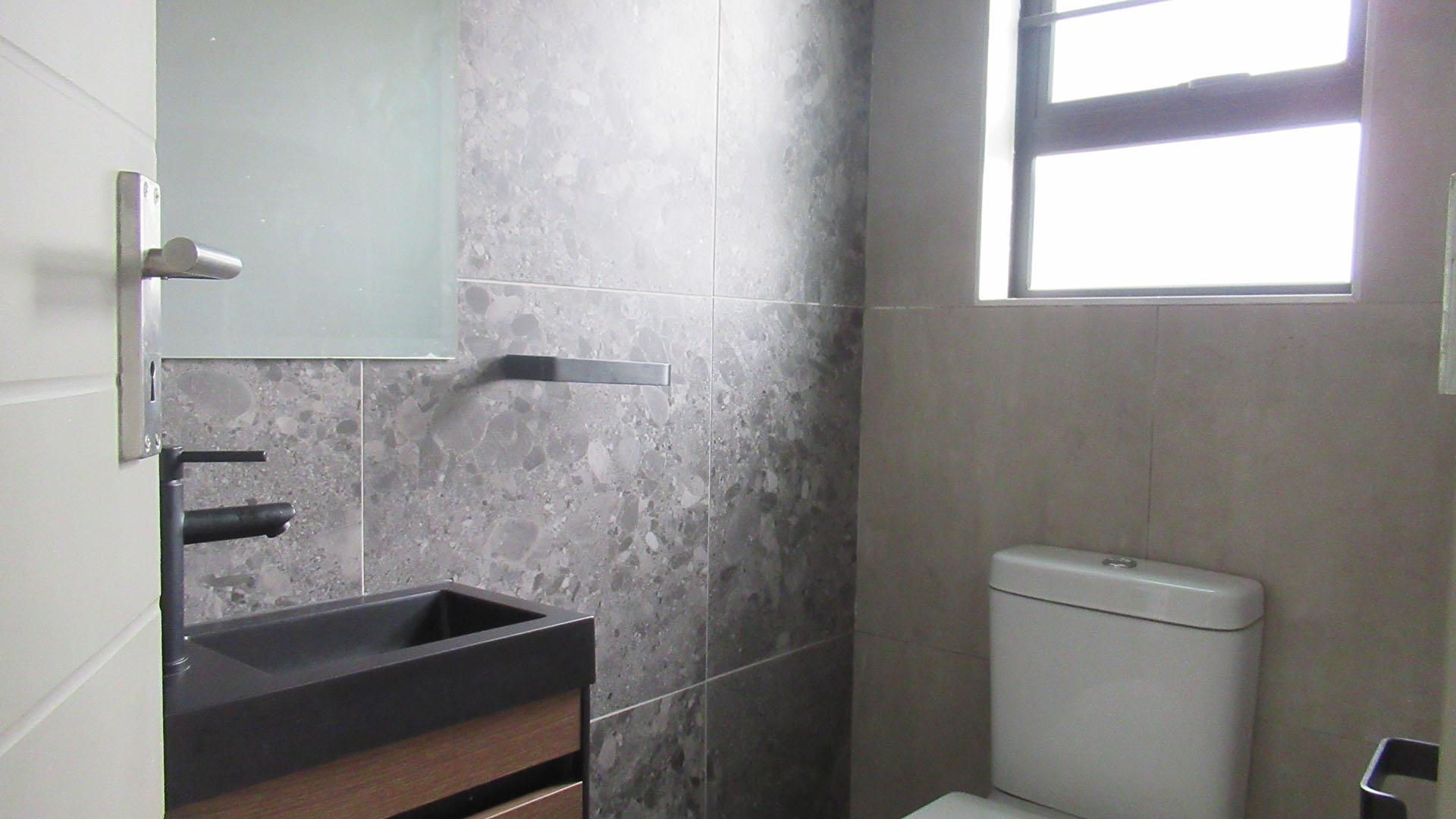 Guest Toilet - 2 square meters of property in Zandspruit