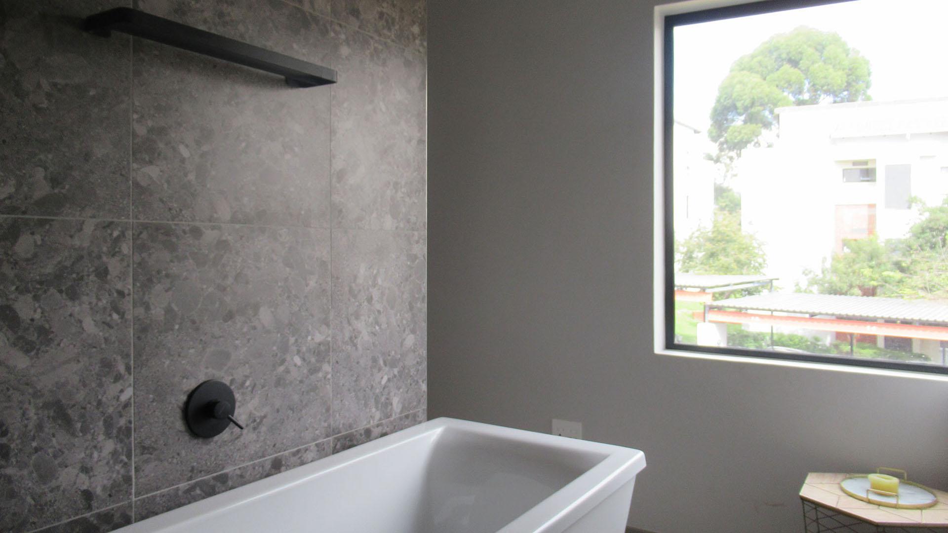 Main Bathroom - 13 square meters of property in Zandspruit