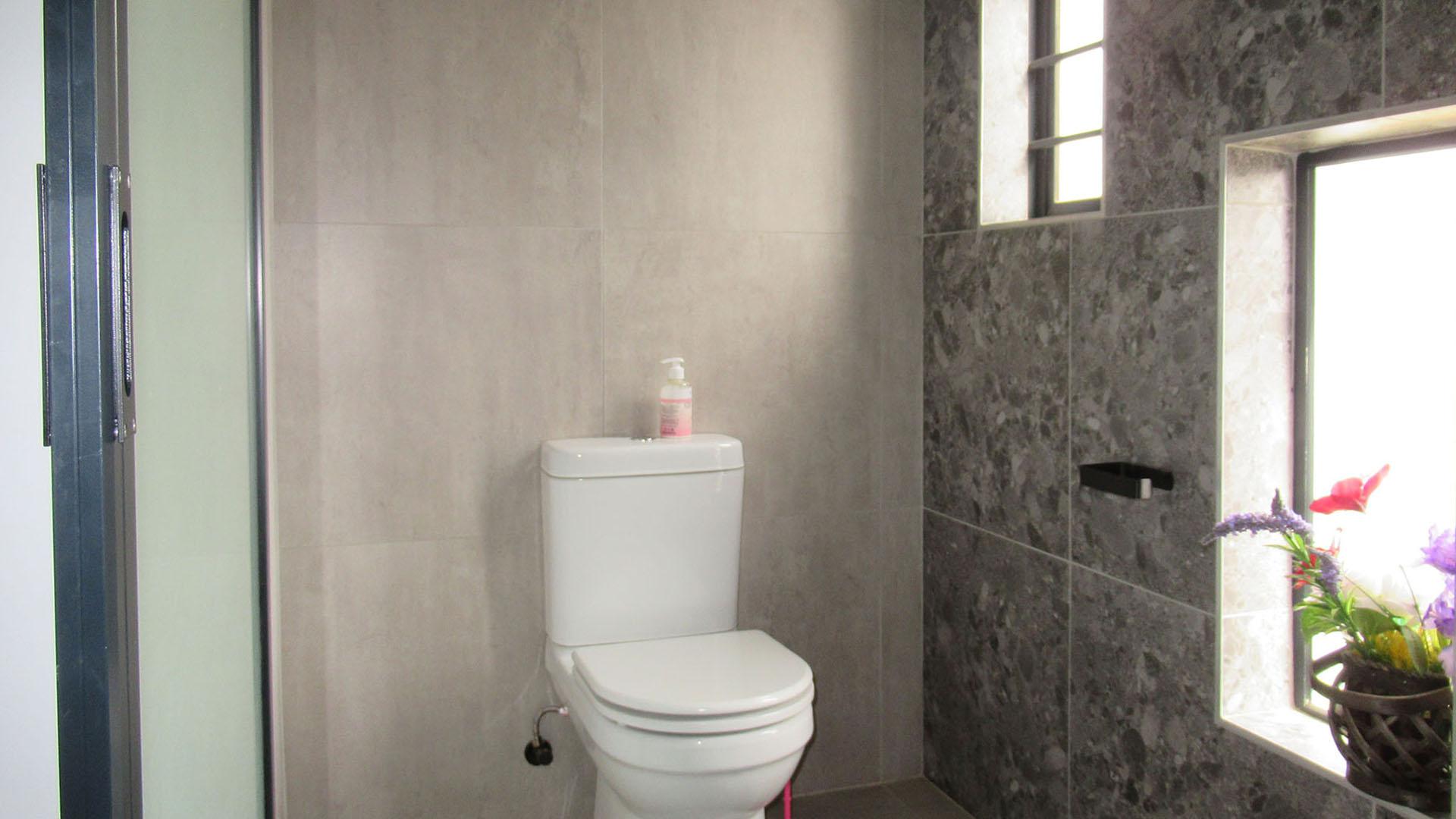 Main Bathroom - 13 square meters of property in Zandspruit