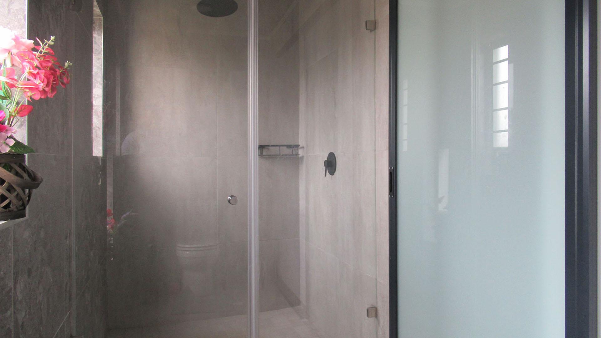 Main Bathroom - 13 square meters of property in Zandspruit