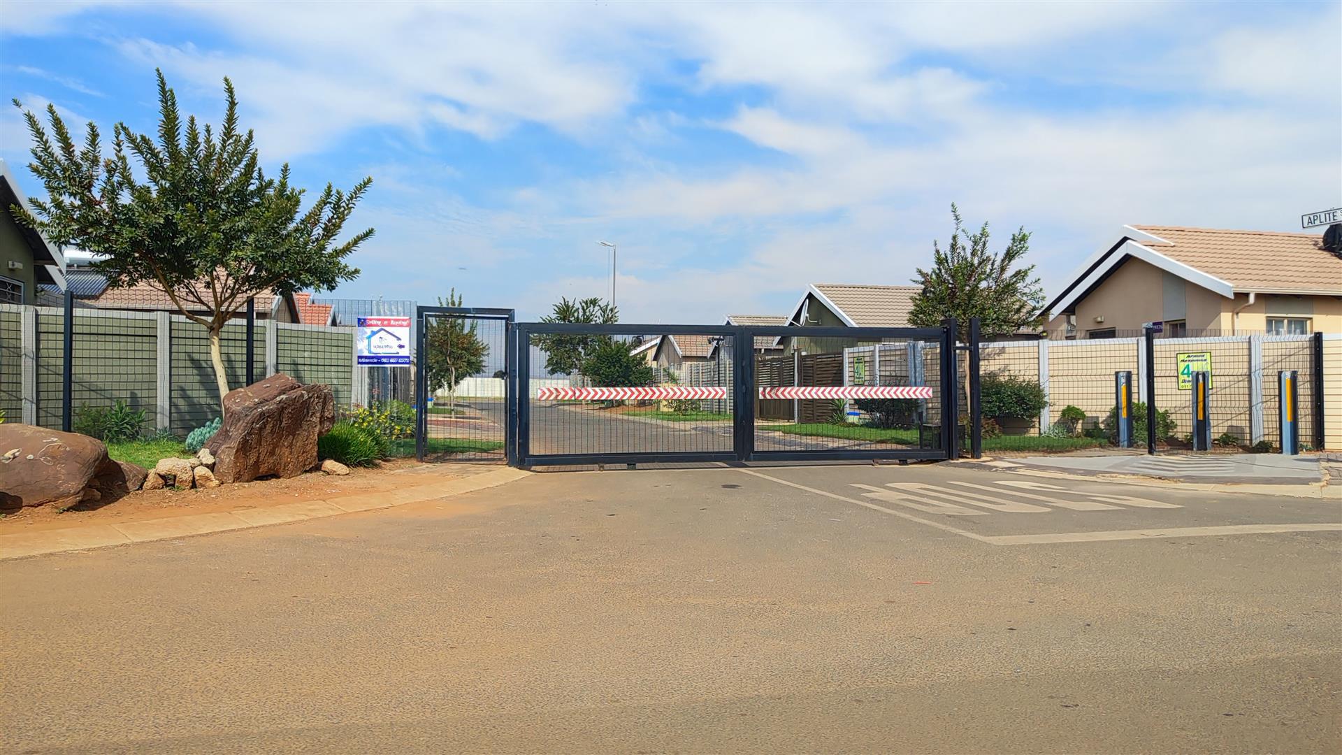 Front View of property in Palm Ridge