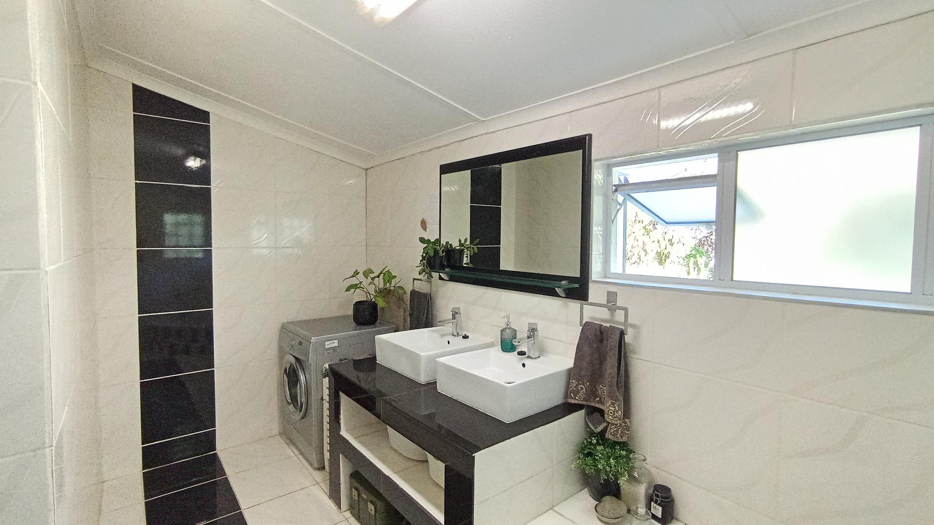 Main Bathroom - 14 square meters of property in Howick
