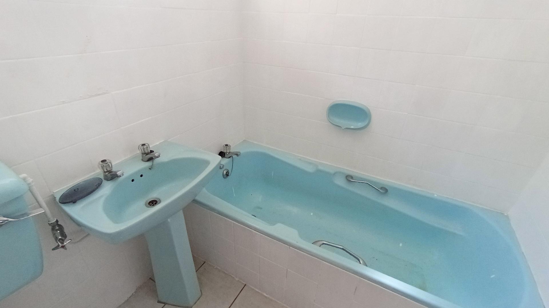 Bathroom 1 - 10 square meters of property in Howick