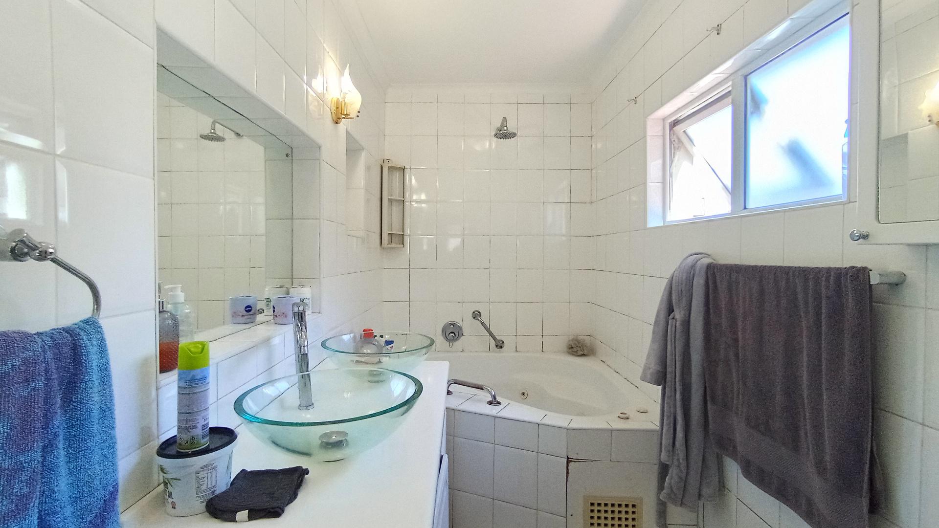 Bathroom 2 - 7 square meters of property in Howick