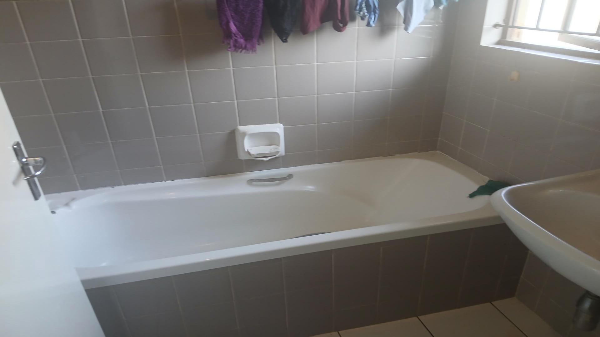 Bathroom 1 of property in Mariannhill Park