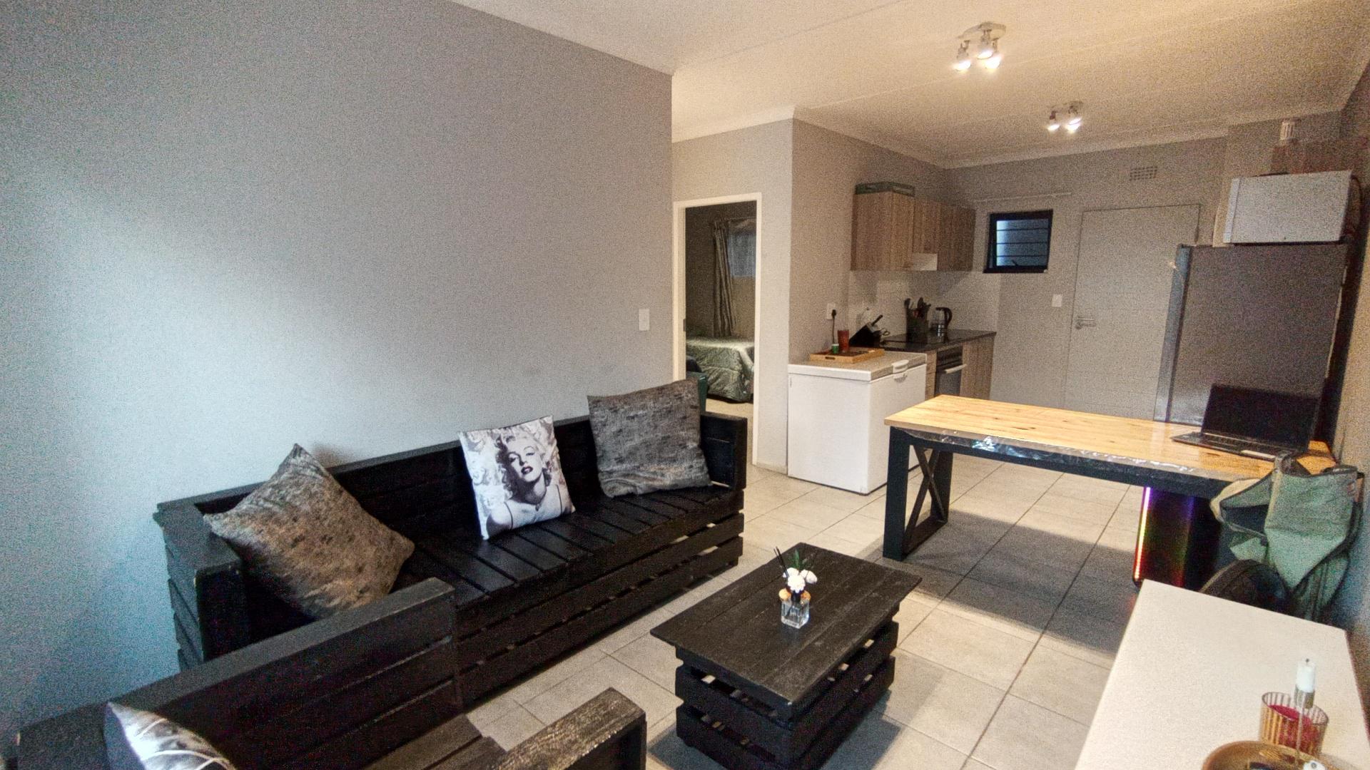 Lounges - 14 square meters of property in Umbogintwini