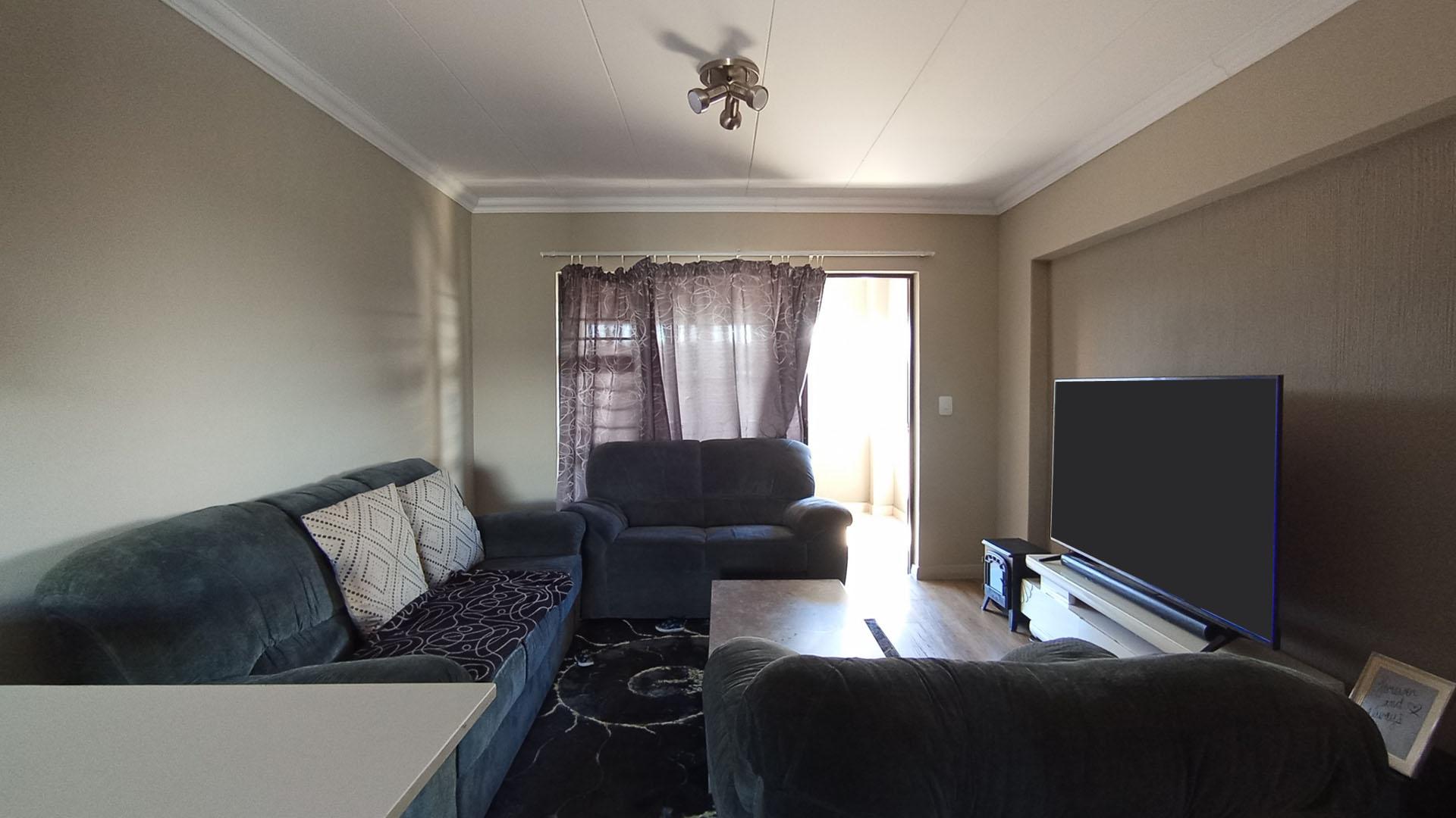 Lounges - 15 square meters of property in Kameeldrift