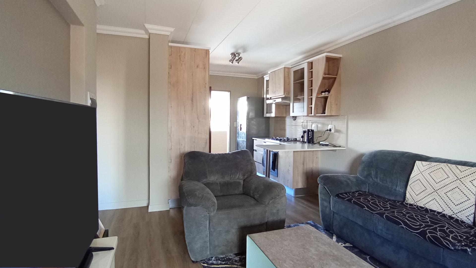 Lounges - 15 square meters of property in Kameeldrift