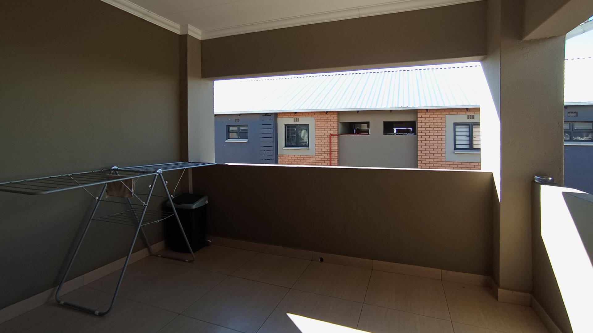 Balcony - 11 square meters of property in Kameeldrift