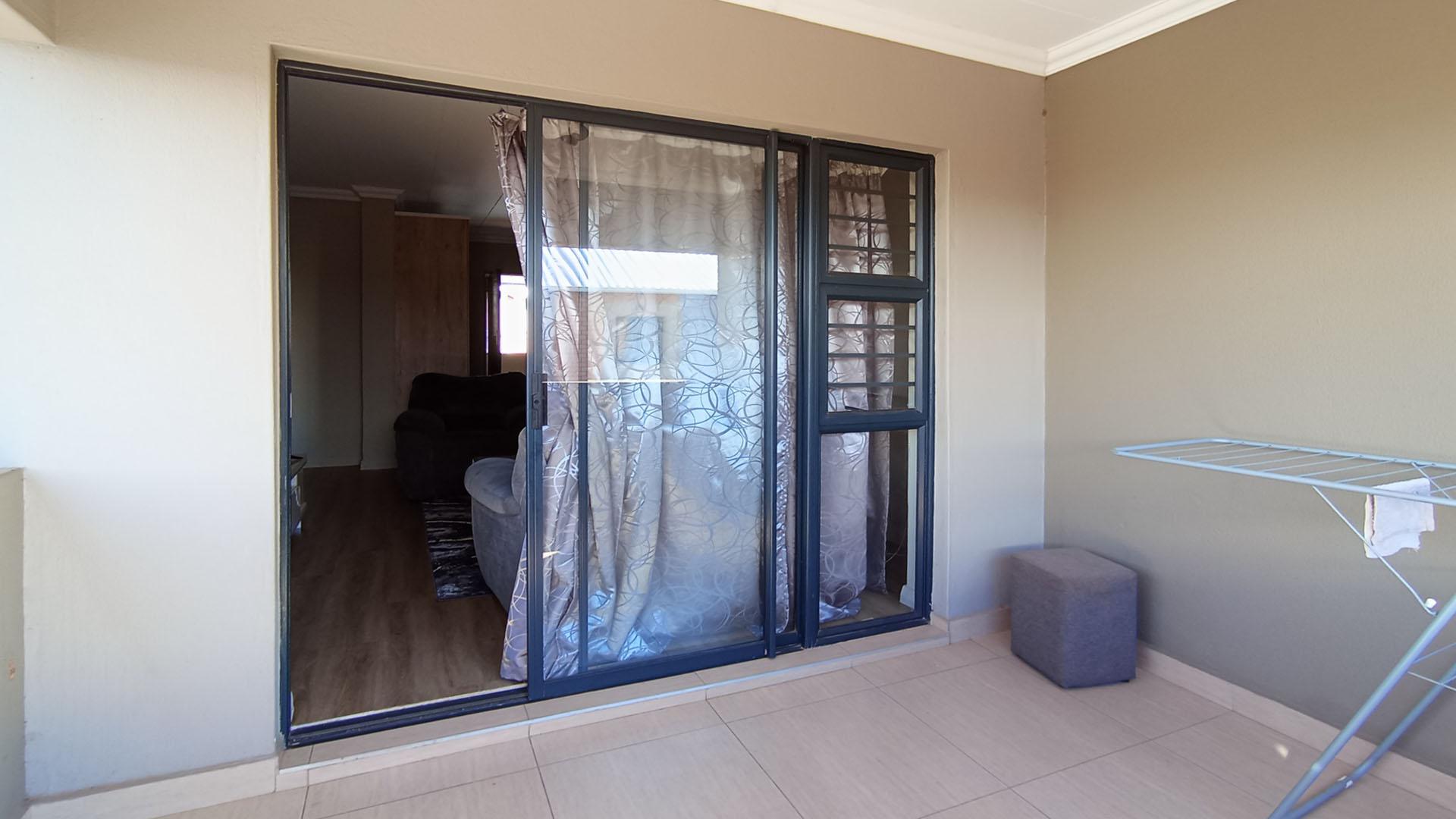 Balcony - 11 square meters of property in Kameeldrift