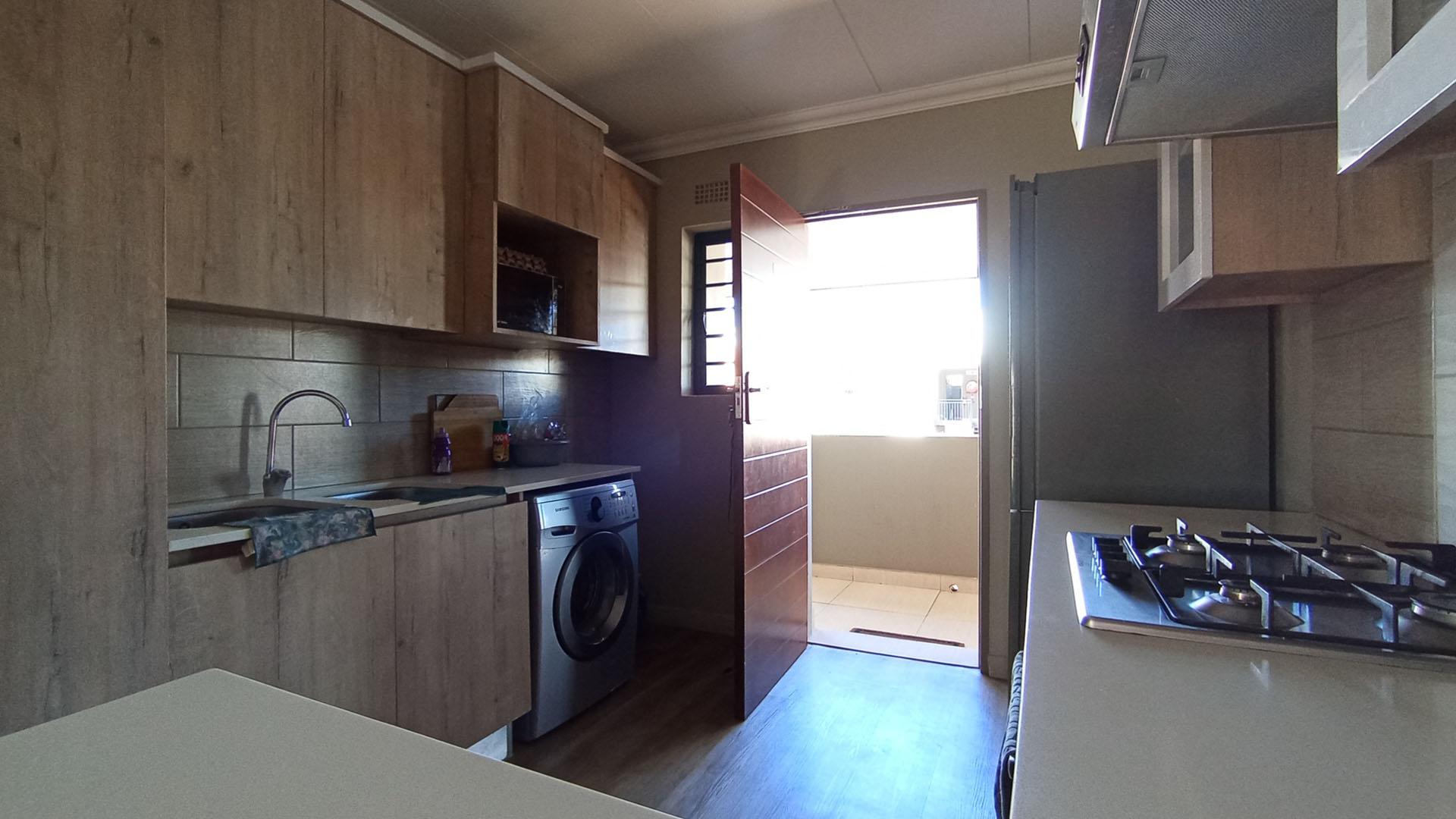 Kitchen - 11 square meters of property in Kameeldrift