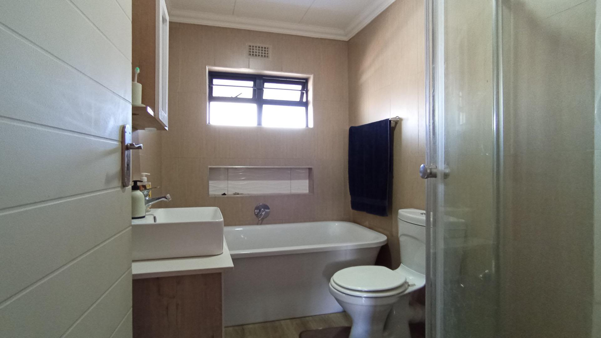 Bathroom 1 - 5 square meters of property in Kameeldrift