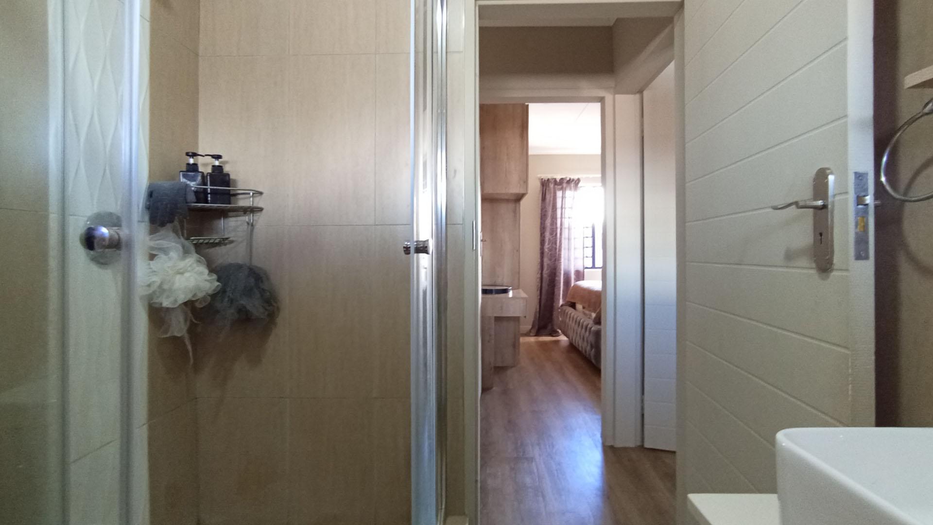 Bathroom 1 - 5 square meters of property in Kameeldrift