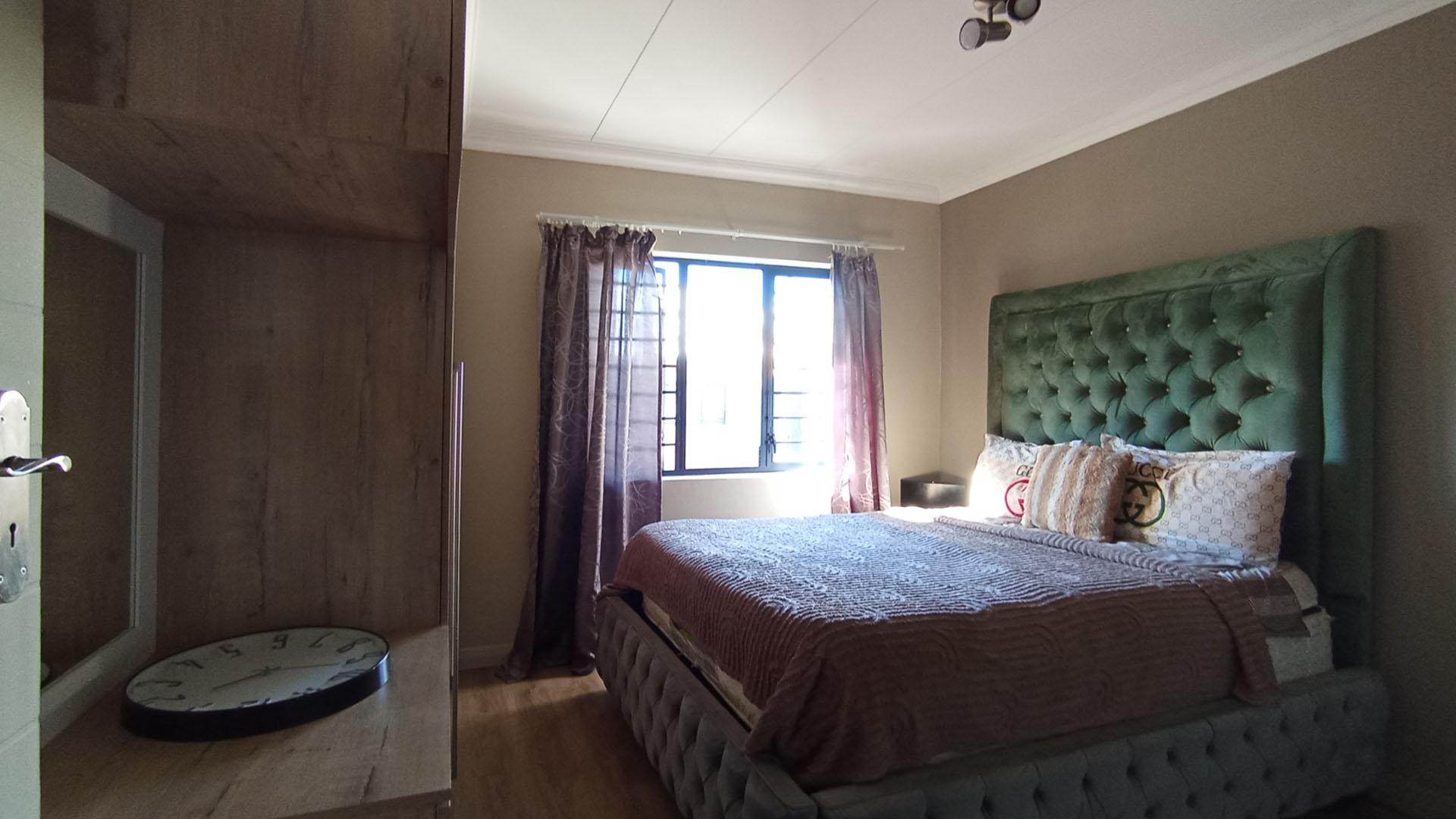 Bed Room 1 - 13 square meters of property in Kameeldrift