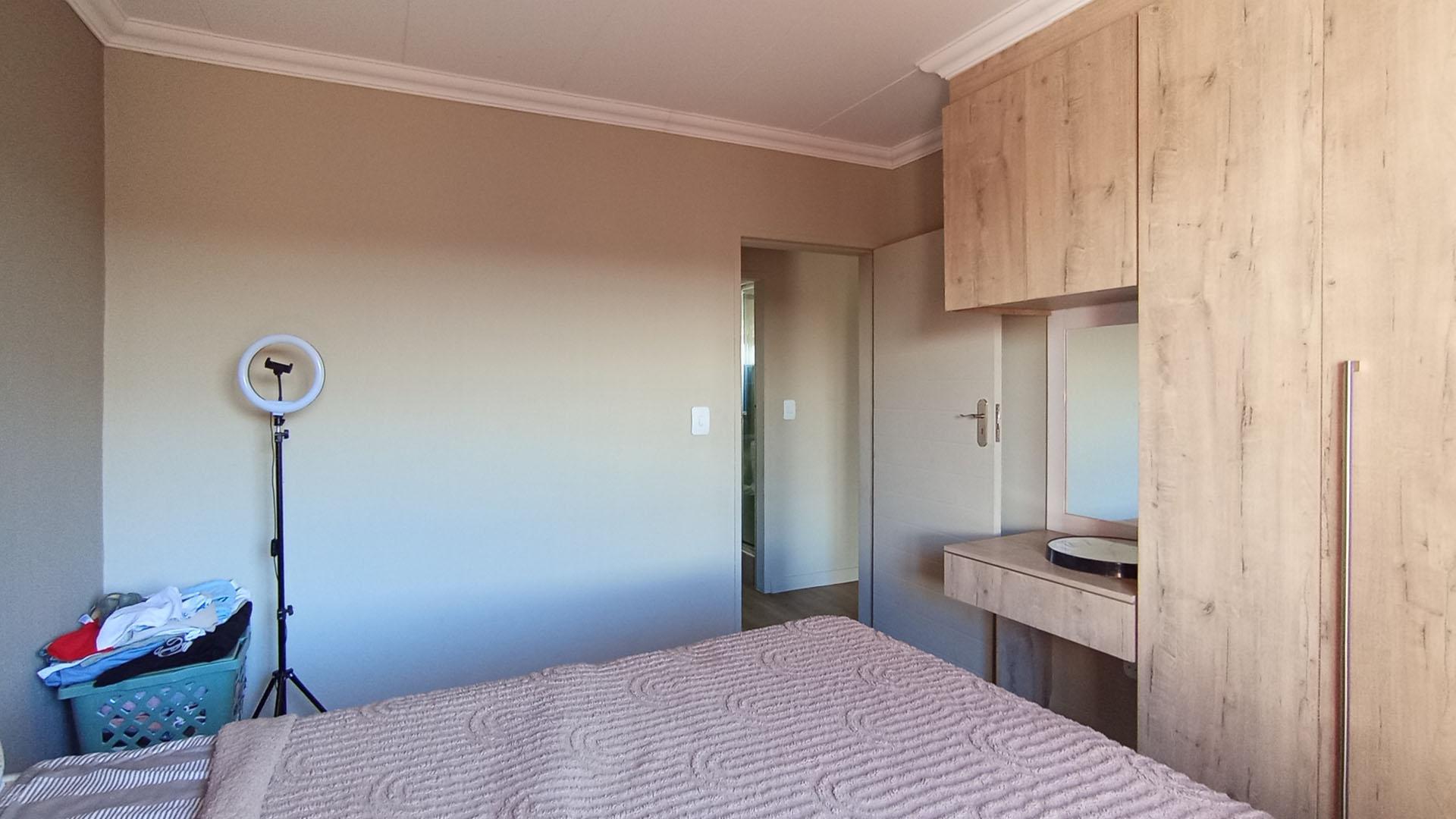 Bed Room 1 - 13 square meters of property in Kameeldrift