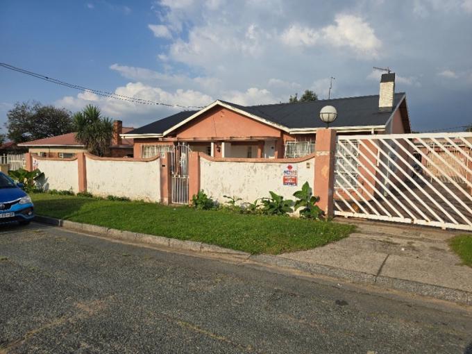 4 Bedroom House for Sale For Sale in Regents Park - MR677230