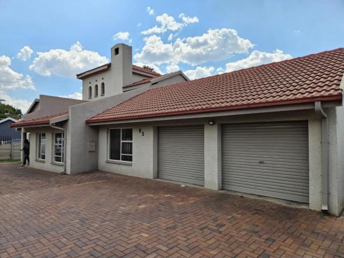 4 Bedroom House for Sale For Sale in Brackendowns - MR677231