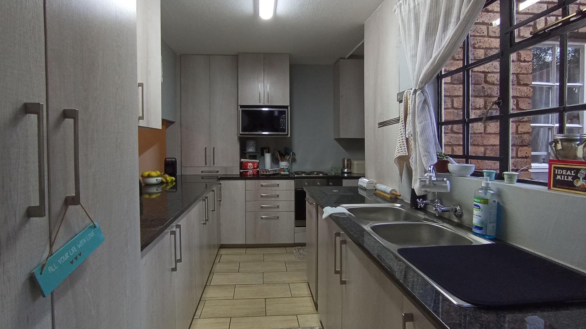 Kitchen - 15 square meters of property in Hennopspark