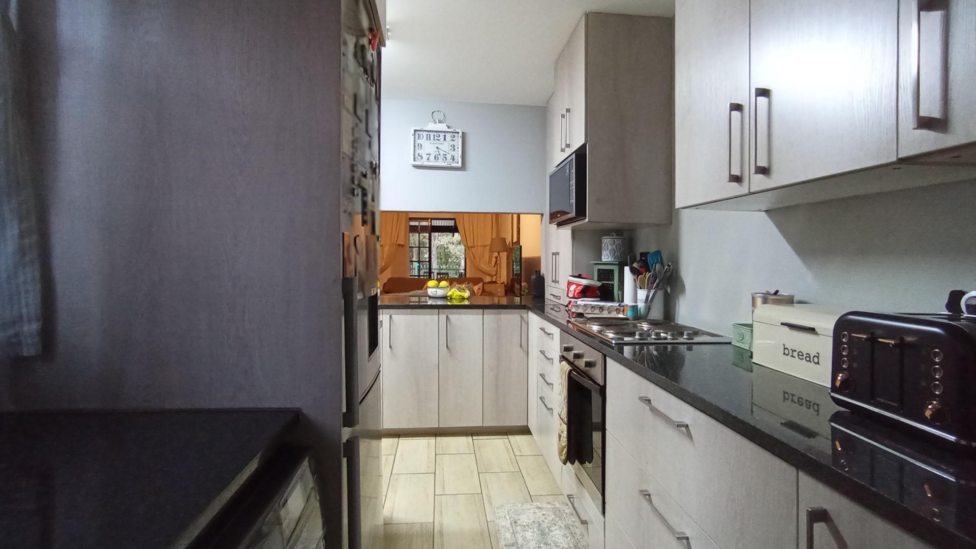 Kitchen - 15 square meters of property in Hennopspark