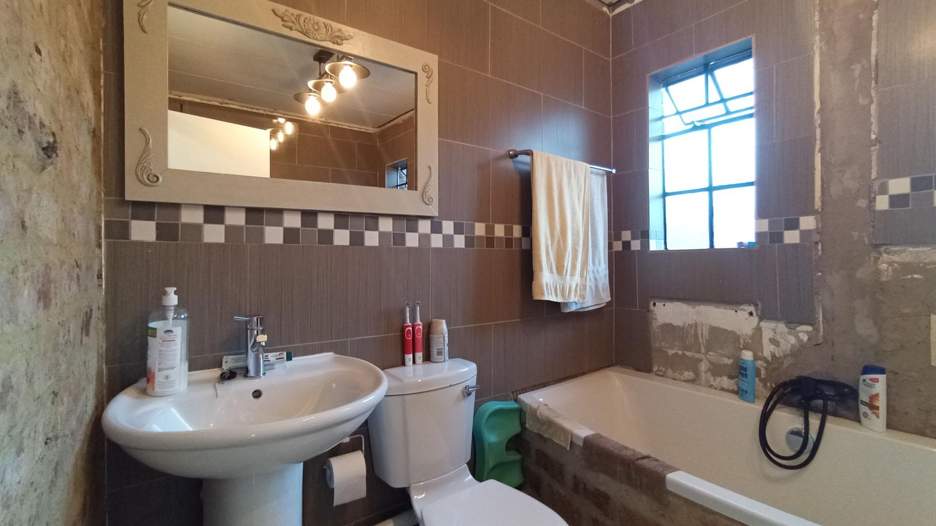 Bathroom 1 - 7 square meters of property in Hennopspark