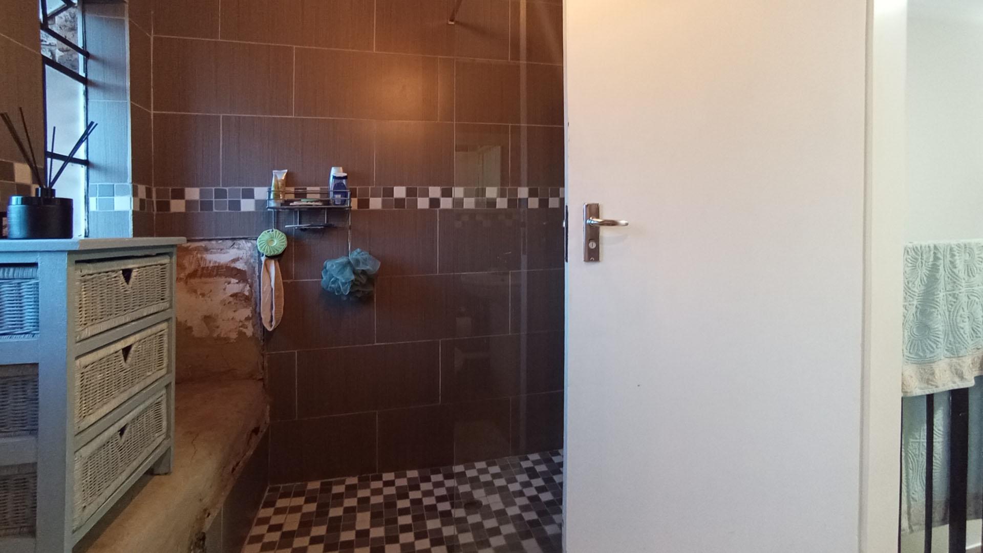 Bathroom 1 - 7 square meters of property in Hennopspark