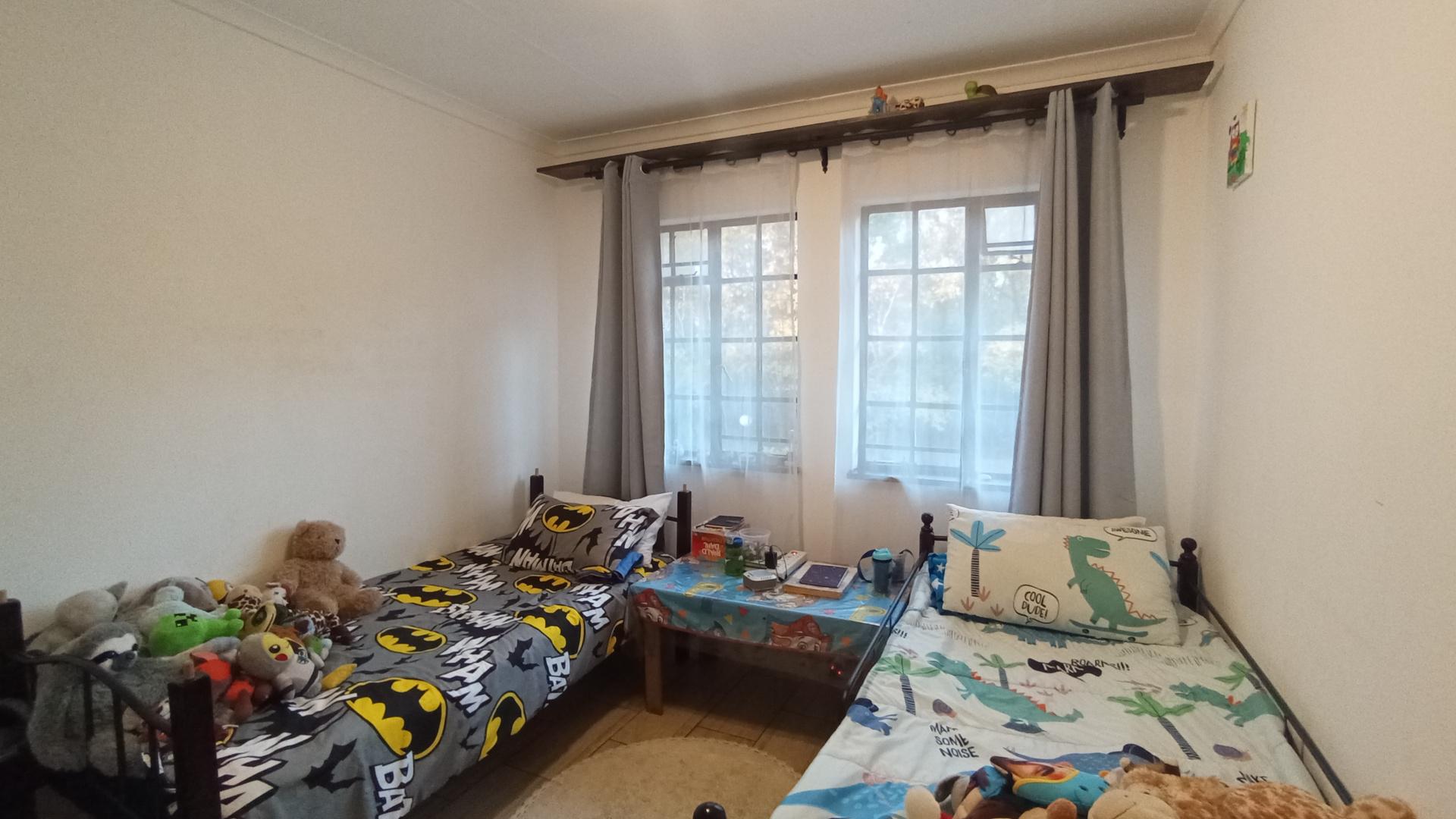 Bed Room 1 - 13 square meters of property in Hennopspark