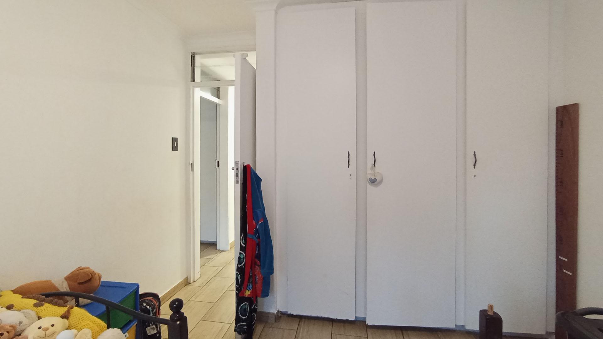 Bed Room 1 - 13 square meters of property in Hennopspark