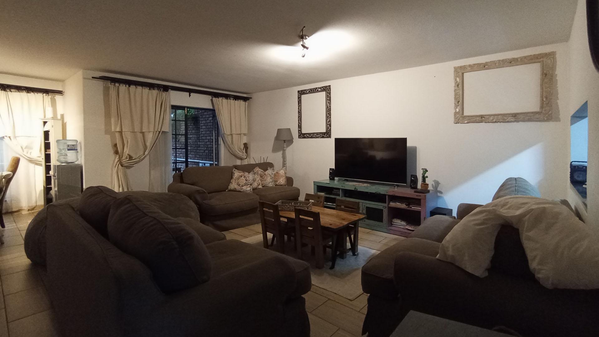 Lounges - 36 square meters of property in Hennopspark