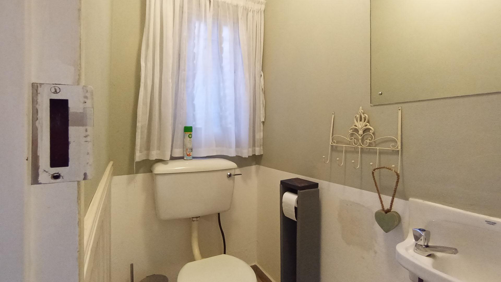 Guest Toilet - 3 square meters of property in Hennopspark