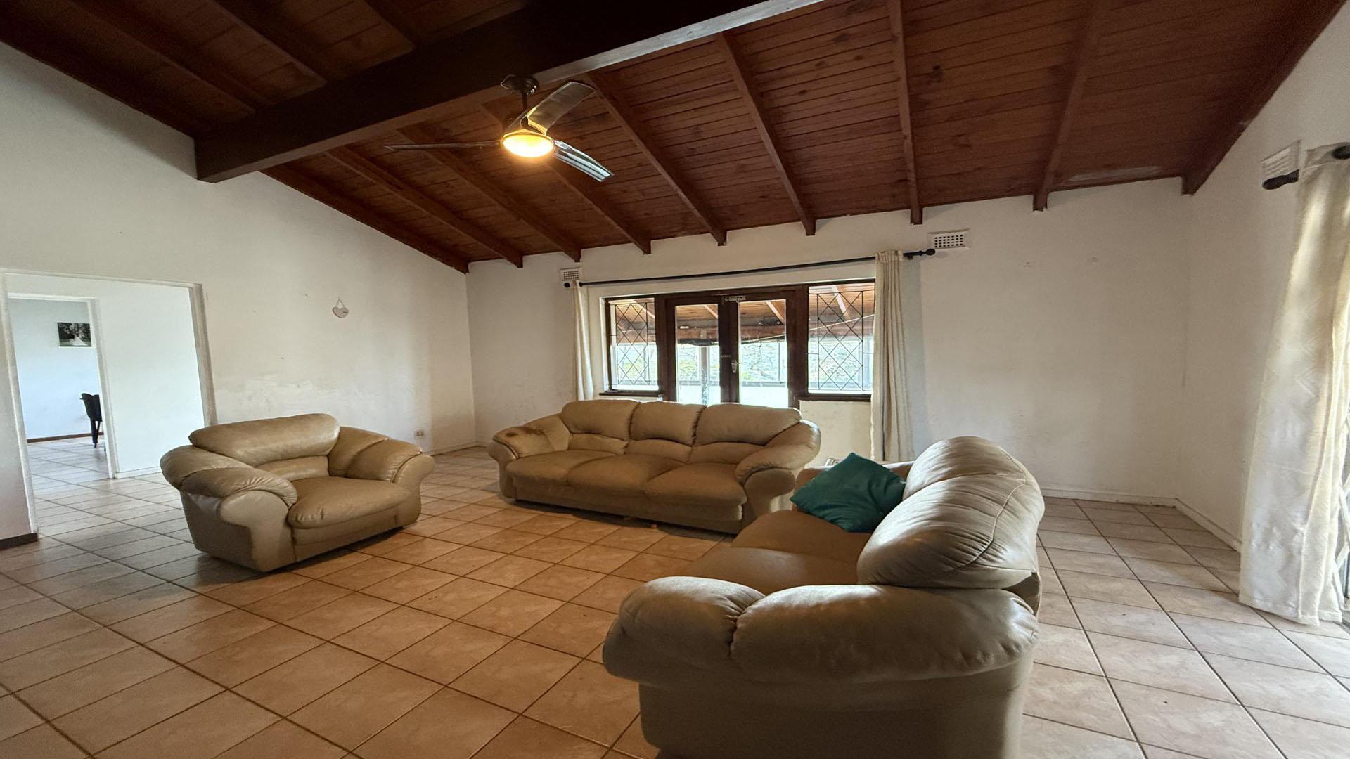 Lounges - 35 square meters of property in Yellowwood Park 