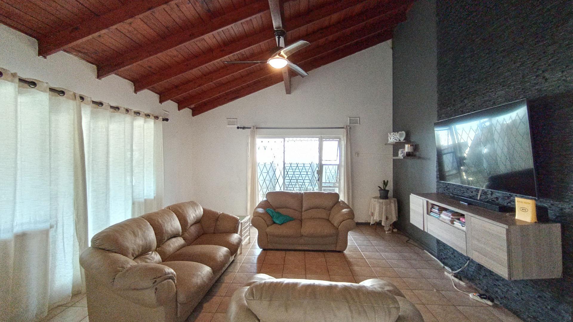 Lounges - 35 square meters of property in Yellowwood Park 