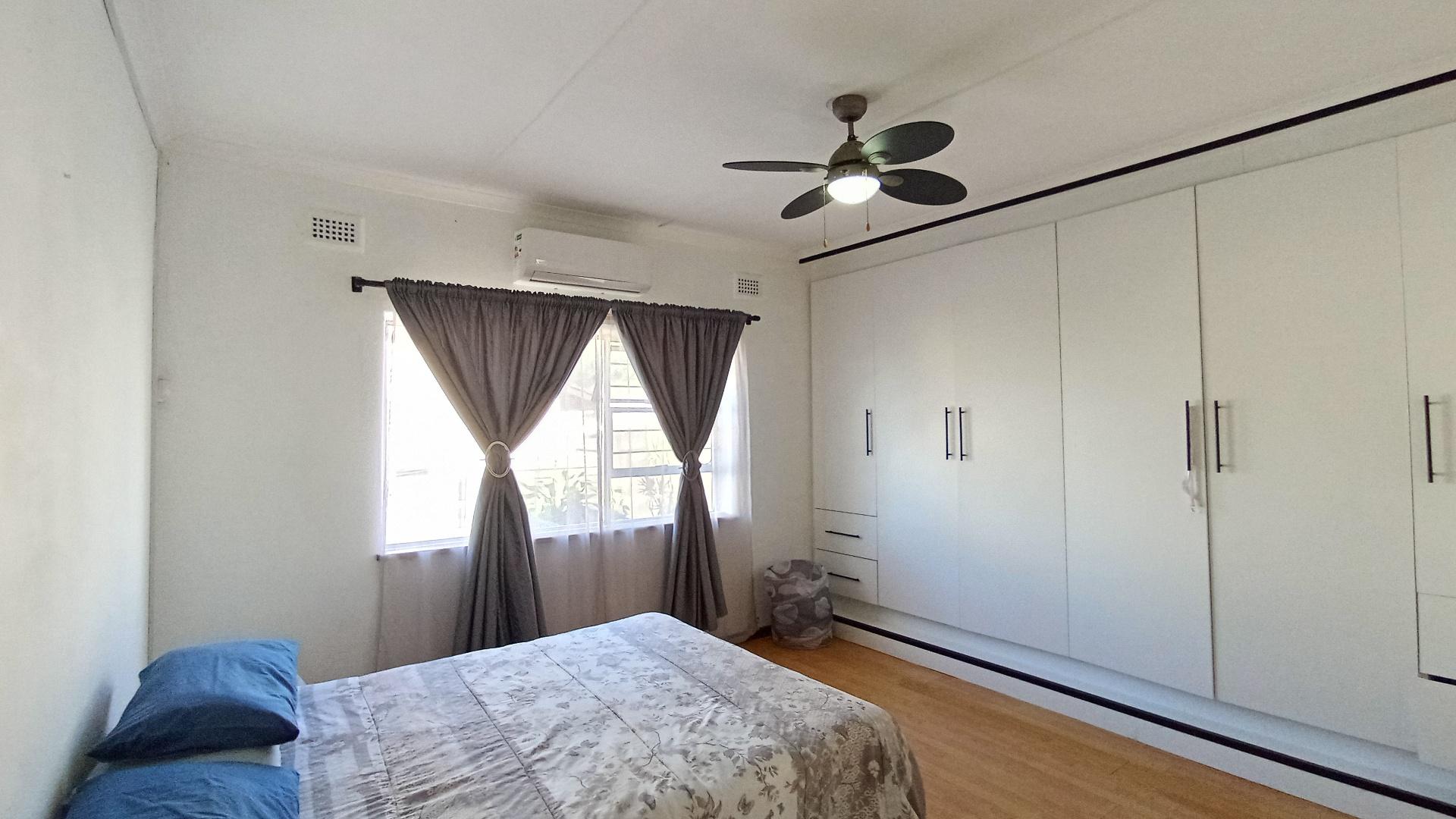 Main Bedroom - 22 square meters of property in Yellowwood Park 