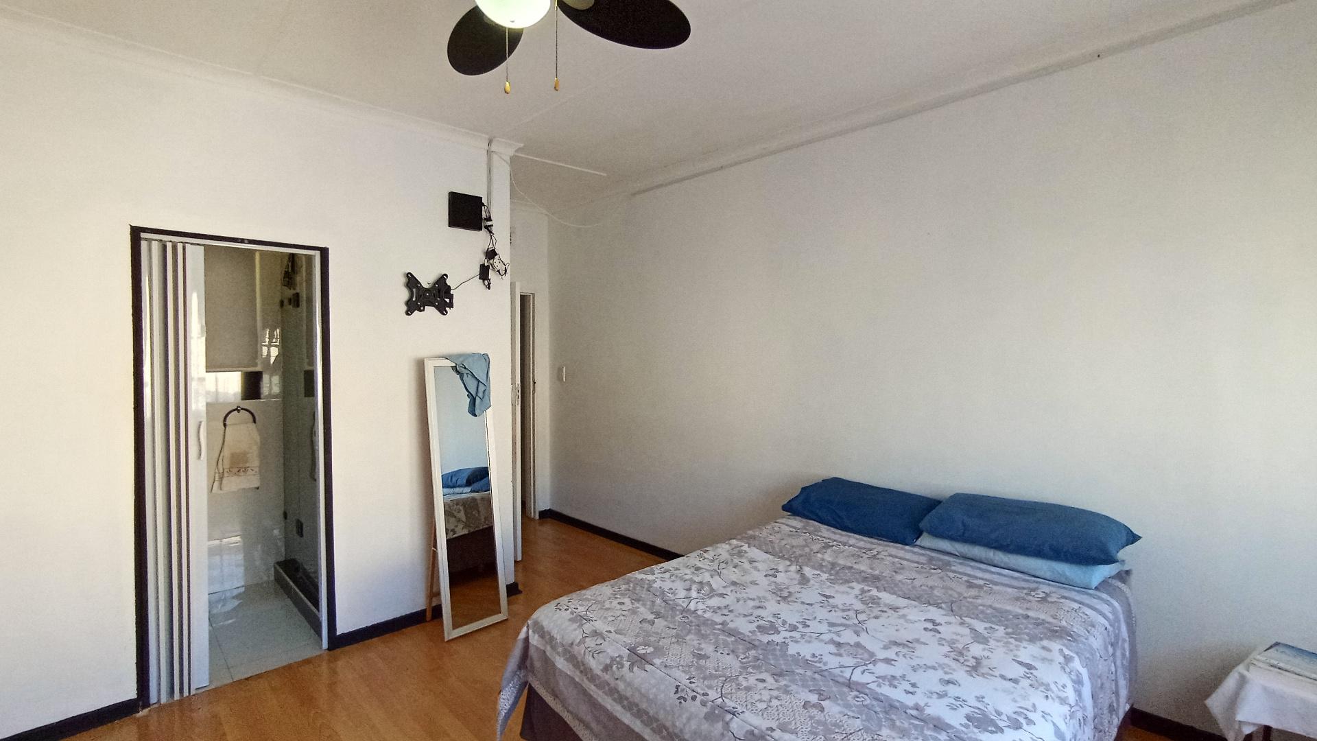 Main Bedroom - 22 square meters of property in Yellowwood Park 