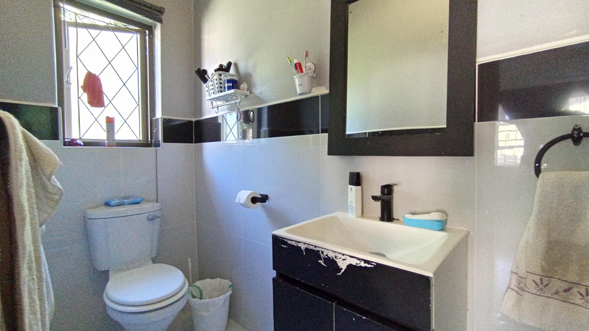Main Bathroom - 5 square meters of property in Yellowwood Park 