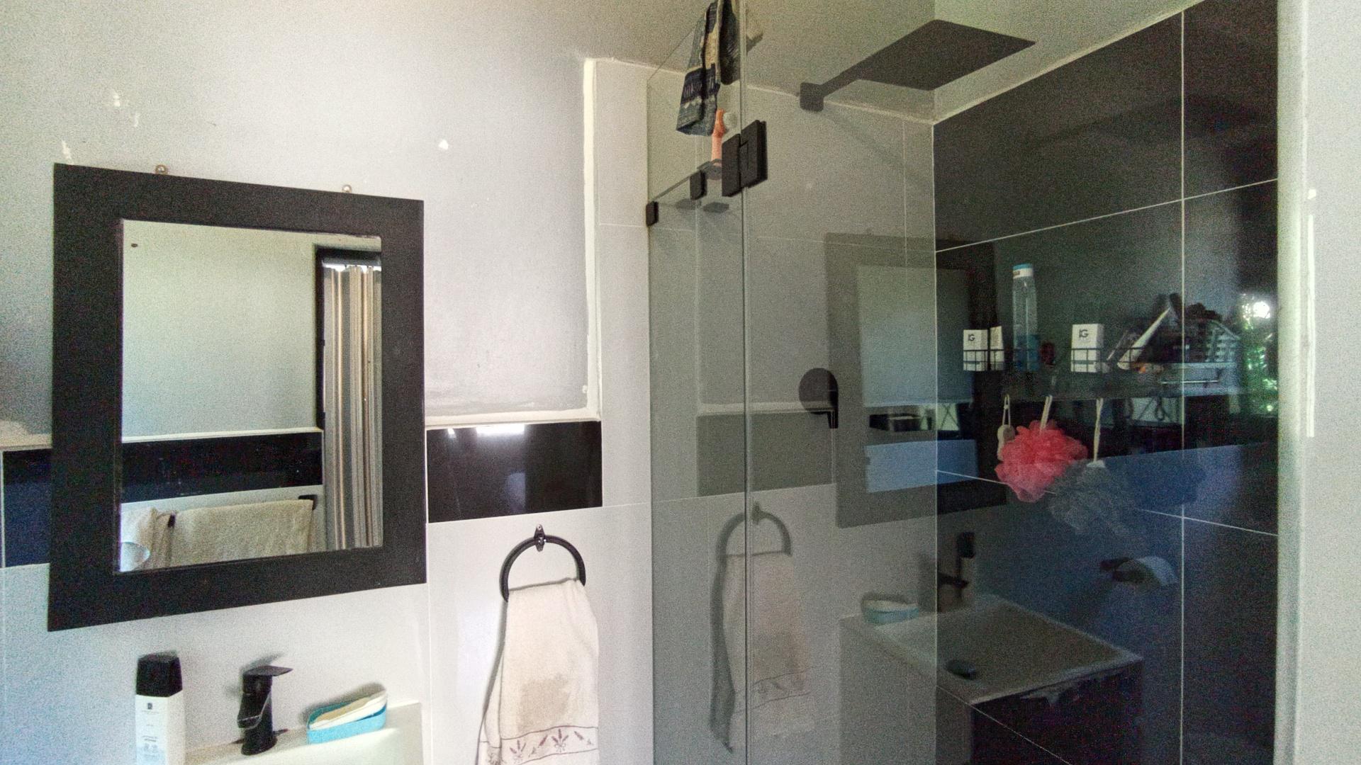 Main Bathroom - 5 square meters of property in Yellowwood Park 