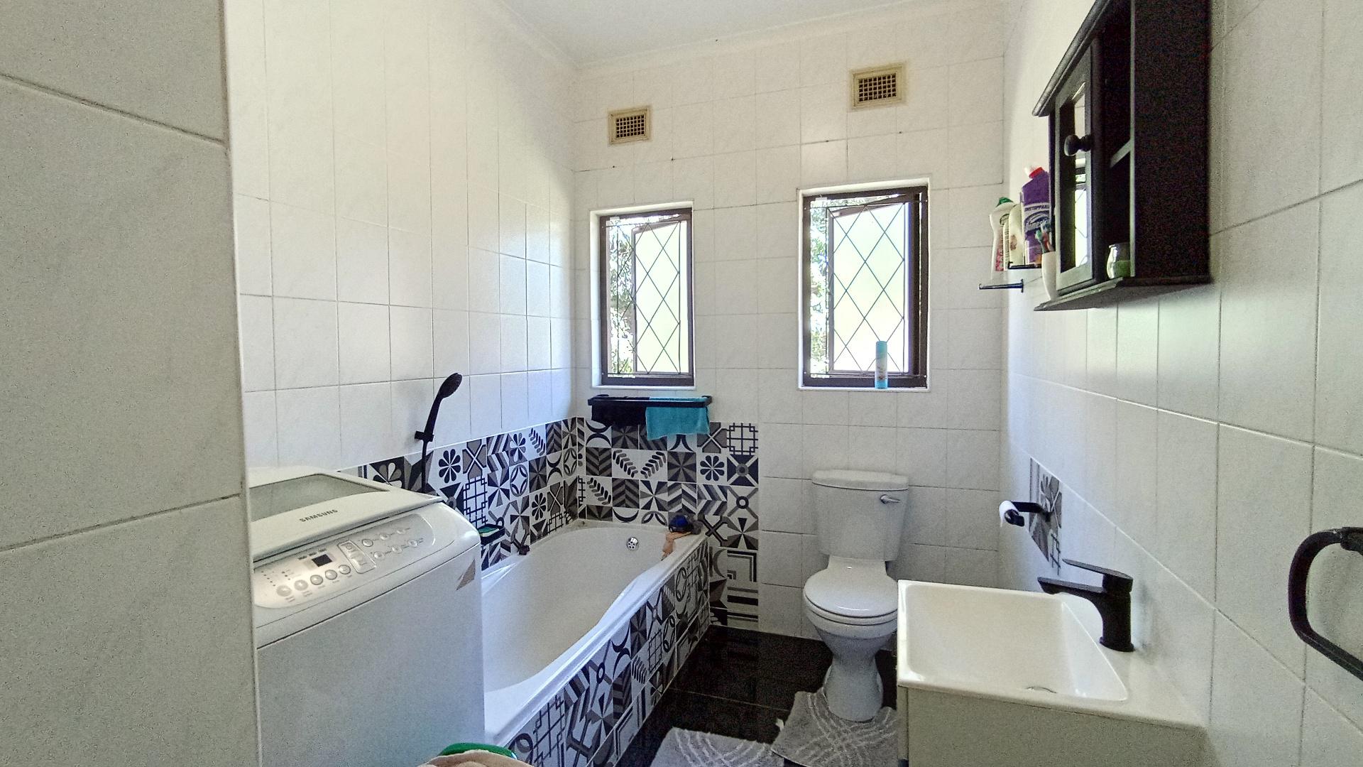Bathroom 1 - 11 square meters of property in Yellowwood Park 