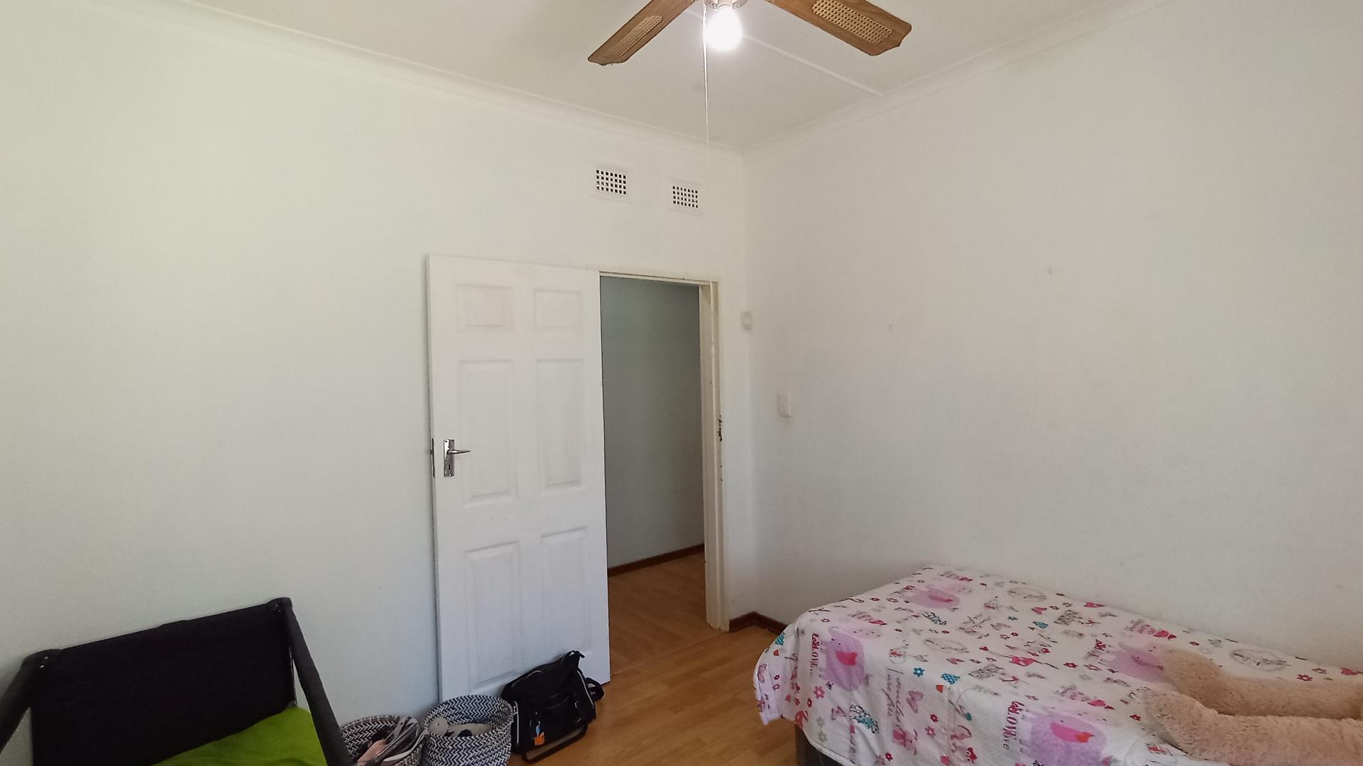 Bed Room 1 - 13 square meters of property in Yellowwood Park 